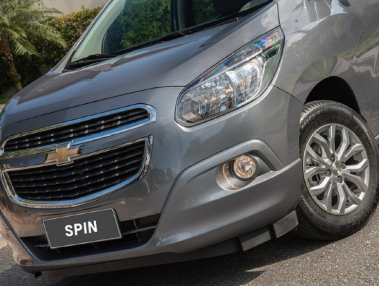 Além do espelhamento por Android Auto e Apple CarPlay, a minivan ganhou nova cor "Cinza Satin Steel", além de rodas de liga leve do Cobalt Elite
